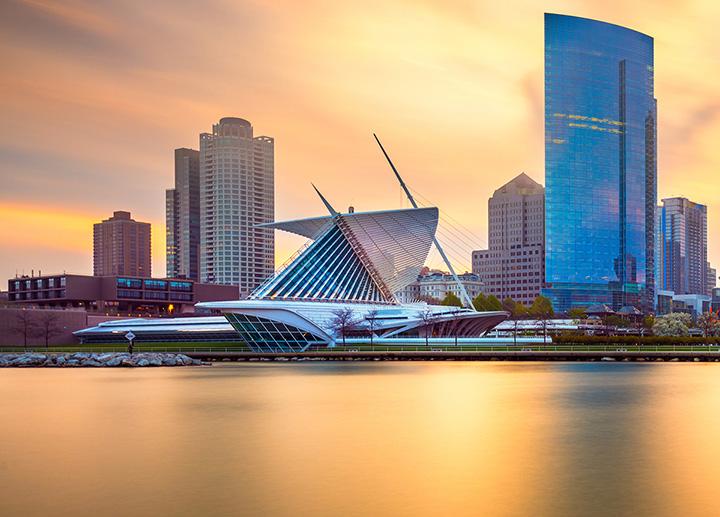 Milwaukee lakefront and Milwaukee 艺术 Museum at sunset